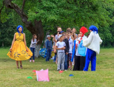 Adıge, Rusya - 1 Haziran 2018: Animatörler oyunundan bir çocuk tatil adıge bir yaz gününde açık hava oyunları çocukları ile