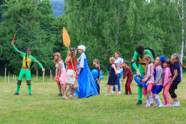Adıge, Rusya - 1 Haziran 2018: Animatörler oyunundan bir çocuk tatil adıge bir yaz gününde açık hava oyunları çocukları ile