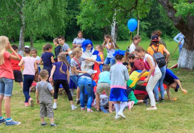 Adıge, Rusya - 1 Haziran 2018: Animatörler oyunundan bir çocuk tatil adıge bir yaz gününde açık hava oyunları çocukları ile