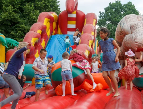 Adygea Rusia Junio 2018 Niños Felices Divertidos Saltando Trampolín —  Fotos de Stock