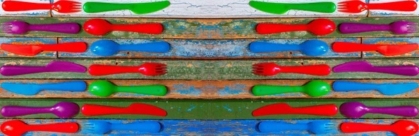 Cucchiai Plastica Multicolore Forchette Coltelli Vecchio Sfondo Legno Colorato Vista — Foto Stock