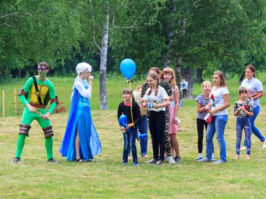 Adıge, Rusya - 1 Haziran 2018: Animatörler oyunundan bir çocuk tatil adıge bir yaz gününde açık hava oyunları çocukları ile