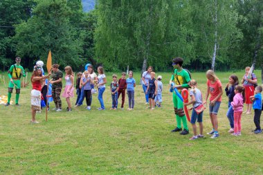 Adıge, Rusya - 1 Haziran 2018: Animatörler oyunundan bir çocuk tatil adıge bir yaz gününde açık hava oyunları çocukları ile