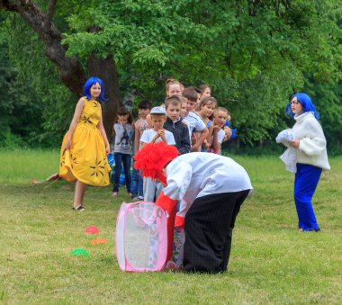 Adıge, Rusya - 1 Haziran 2018: Animatörler oyunundan bir çocuk tatil adıge bir yaz gününde açık hava oyunları çocukları ile
