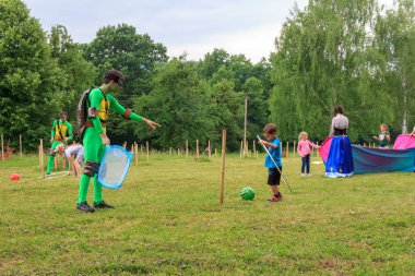 Adıge, Rusya - 1 Haziran 2018: Animatörler oyunundan bir çocuk tatil adıge bir yaz gününde açık hava oyunları çocukları ile