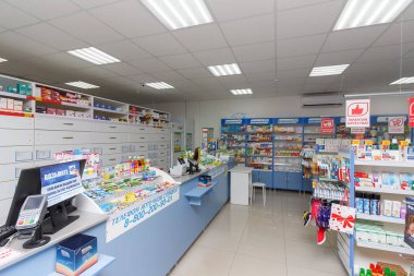 Adıge, Rusya - 6 Haziran 2018: sayaç ve dolaplar ilaçların ve diğer eşyaları adıge eczane deposunda