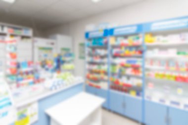 arka plan bulanıklık raf ilaçlar ve diğer eşyaları eczane mağaza