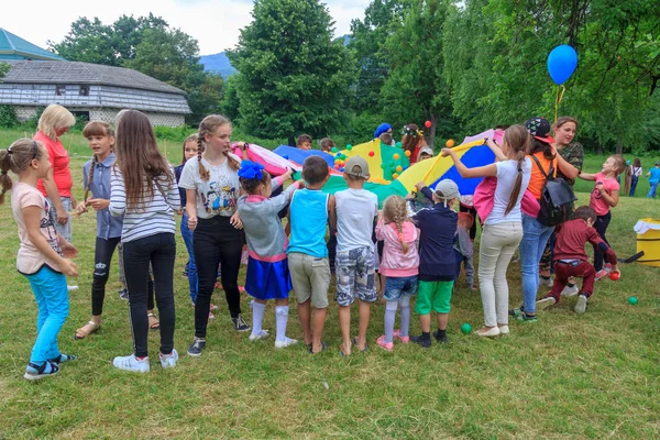 Adygea Rusia Junio 2018 Los Animadores Juegan Con Los Niños —  Fotos de Stock