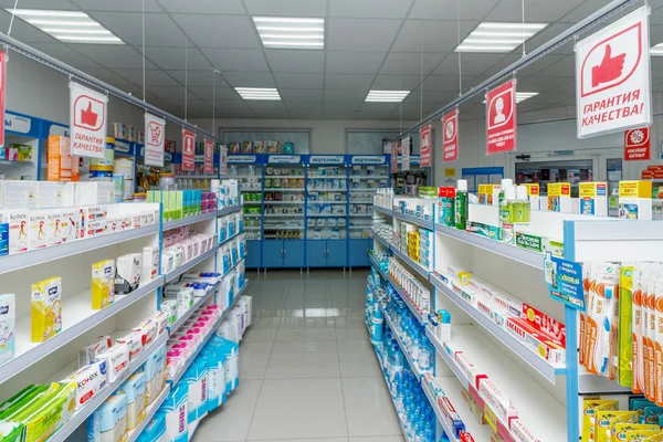 Adıge, Rusya - 6 Haziran 2018: vitrinler ile ilaç ve diğer mallar adıge eczane deposunda