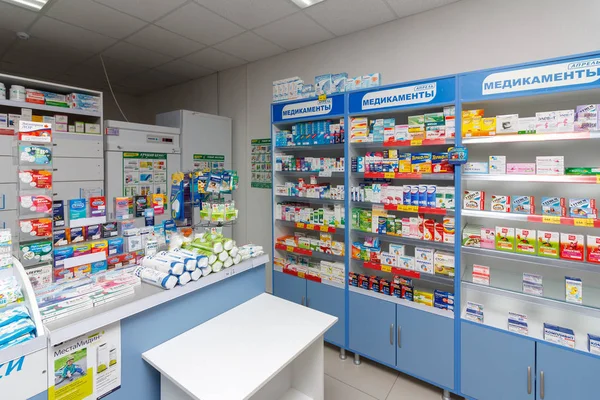 Adygea Rusia Junio 2018 Vitrinas Con Medicamentos Otros Productos Farmacia —  Fotos de Stock
