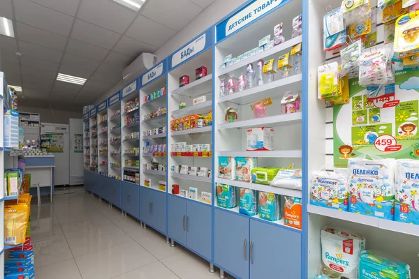 Adıge, Rusya - 6 Haziran 2018: İç modern eczane ilaç, kozmetik ve sağlık Rusya'da raflardaki ürünleri ile