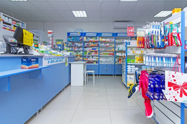 Adıge, Rusya - 6 Haziran 2018: İç modern eczane ilaç, kozmetik ve sağlık Rusya'da raflardaki ürünleri ile