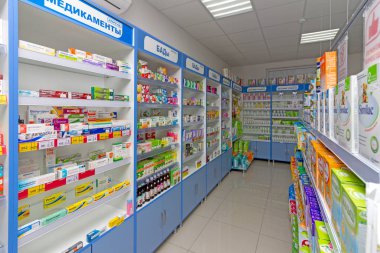 Kamennomostsky, Rusya - 6 Haziran 2018: İç modern eczane ilaç, kozmetik ve sağlık Rusya'da raflardaki ürünleri ile