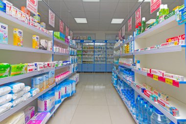 Kamennomostsky, Rusya - 6 Haziran 2018: İç modern eczane ilaç, kozmetik ve sağlık Rusya'da raflardaki ürünleri ile