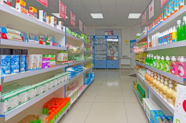 Kamennomostsky, Rusya - 6 Haziran 2018: İç modern eczane ilaç, kozmetik ve sağlık Rusya'da raflardaki ürünleri ile