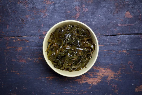 yosun salata ve susam eski bir ahşap arka plan siyah top yakın çekim görüntülemek