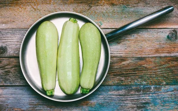 Drie Rijpe Licht Groene Courgette Met Pan Houten Retro Achtergrond — Stockfoto