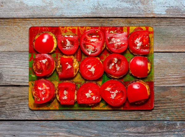 Calabacín Frito Con Tomate Ajo Una Tabla Cortar Vidrio Sobre — Foto de Stock