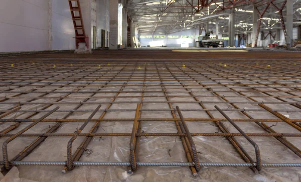 Endüstriyel bir odada dökme beton için hazırlanan Zemin güçlendirme çerçevesinde