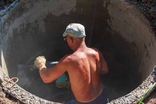 Travailleur Masculin Perçant Trou Avec Perforateur Pour Tuyau Dans Puits — Photo