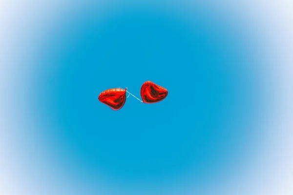 Balões Vermelhos Forma Coração Céu Azul Com Uma Vinheta — Fotografia de Stock