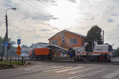 Maykop, Rusya Federasyonu - 2 Ekim 2015: işçi ve özel ekipman yol onarım çalışmaları gerçekleştirmek, eski asfalt kaldırma