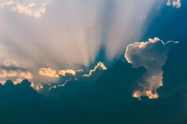 Ландшафтное Небо Лучами Солнца Прорывающимися Сквозь Грозовые Облака — стоковое фото