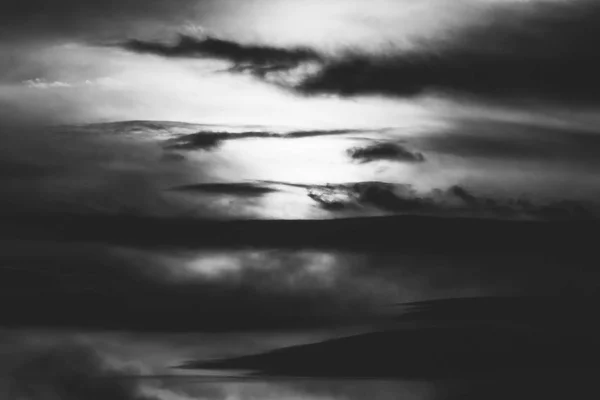 Tramonto Invernale Nel Cielo Serale Con Nuvole Foto Bianco Nero — Foto Stock