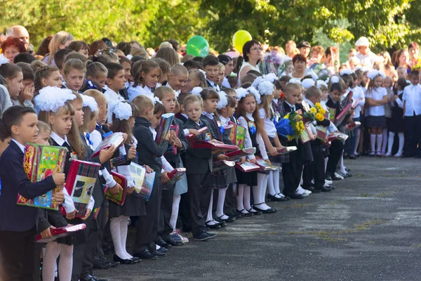 Adygea Rusia Septiembre 2017 Niños Con Ramos Flores Matriculados Primera — Foto de Stock