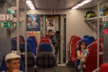 Sochi, Rusya Federasyonu - 21 Ağustos 2018: insanlar bir yüksek hızlı elektrikli tren Swallow yazları gidiyorsun.