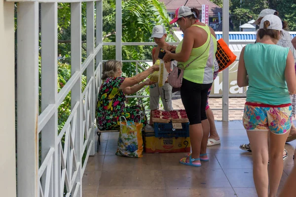 Sochi Oroszország Augusztus 2018 Ban Turisták Venni Egy Idős Asszony — Stock Fotó