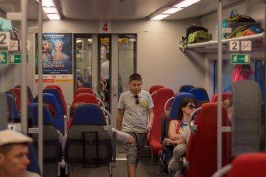 Sochi, Rusya Federasyonu - 21 Ağustos 2018: insanlar bir yüksek hızlı elektrikli tren Swallow yazları gidiyorsun.