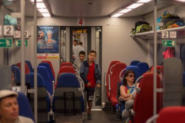 Sochi, Rusya Federasyonu - 21 Ağustos 2018: insanlar bir yüksek hızlı elektrikli tren Swallow yazları gidiyorsun.