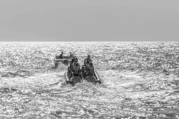 Счастливые Отдыхающие Туристов Ездить Надувной Банан Море Черно Белое Фото — стоковое фото