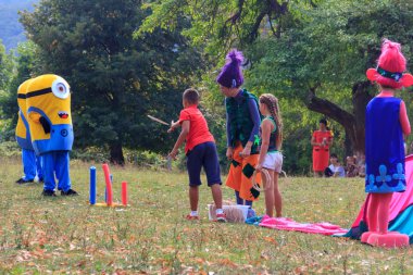 Kamennomostsky, Rusya - 1 Eylül 2018: Tatil günde sonbahar animatörler ve çocuk oyun alanları ve yarışmalar Park ile Kamennomostsky Köyü