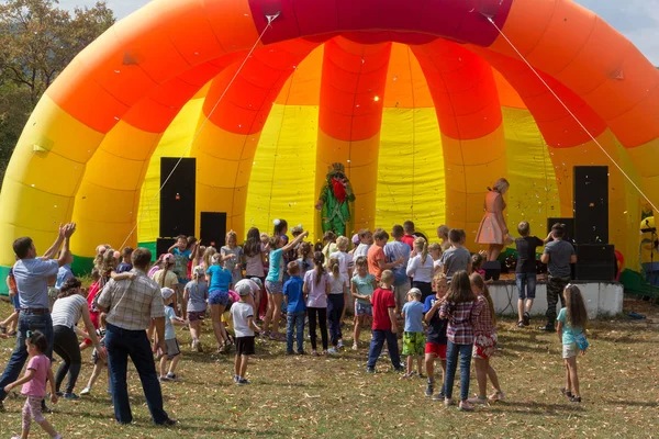 Kamennomostsky Rusia Septiembre 2018 Animadores Escenario Entretienen Los Niños Día — Foto de Stock