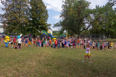 Kamennomostsky, Rusya - 1 Eylül 2018: Animator Kamennomostskiy köyü bayram gününde Park sonbaharda çocuklarla oynarken bir köle kostüm