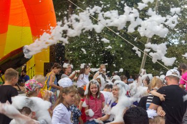 Kamennomostsky, Rusya - 1 Eylül 2018: bir tatil şehri gün Kamennomostsky bir sonbahar Park adlı bir köpük partide eğleniyor mutlu çocuk