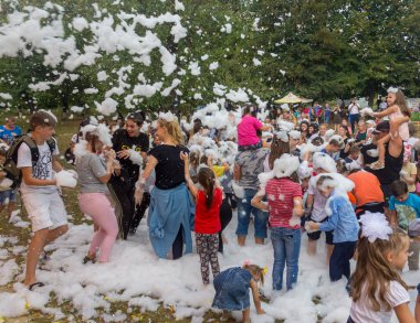 Kamennomostsky, Rusya - 1 Eylül 2018: bir tatil şehri gün Kamennomostsky bir sonbahar Park adlı bir köpük partide eğleniyor mutlu çocuk