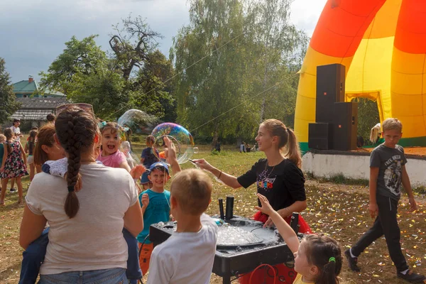 Kamennomostsky Federacja Rosyjska Września 2018 Dziewczyna Animator Organizuje Dla Dzieci — Zdjęcie stockowe