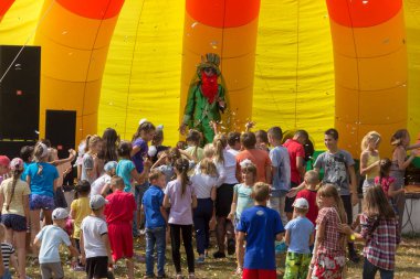 Kamennomostsky, Rusya Federasyonu - 1 Eylül 2018: Sahne alanı'nda animatörler sonbahar park Kamennomostsky köyü Festivali günü, çocuk eğlendirmek