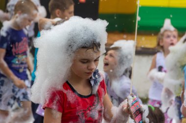 Kamennomostsky, Rusya - 1 Eylül 2018: bir tatil şehri gün Kamennomostsky bir sonbahar Park adlı bir köpük partide eğleniyor mutlu çocuk
