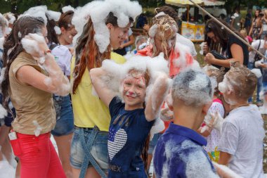 Kamennomostsky, Rusya - 1 Eylül 2018: bir tatil şehri gün Kamennomostsky bir sonbahar Park adlı bir köpük partide eğleniyor mutlu çocuk