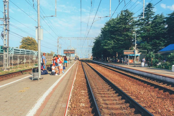 Lazarevskoye Russie Août 2018 Les Gens Attendent Arrivée Train Gare — Photo