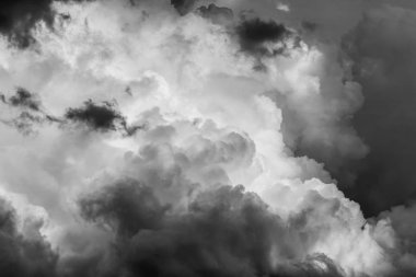 yağmur, siyah ve beyaz fotoğraf önce karanlık fırtına bulutları ile manzara