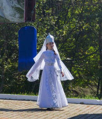 Dakhovskaya, Rusya - 22 Eylül 2018: Kafkasya eteklerinde Çerkezce peynir Festivali dans geleneksel Çerkes giysili bir genç kız