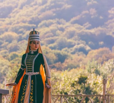 Dakhovskaya, Rusya - 22 Eylül 2018: Çerkes giyim Dansları Festivali Çerkezce peynir Kafkasya eteklerinde bir genç kız