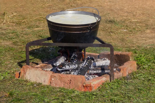 锅用煮沸的牛奶烹调 Adyghe 乳酪在火特写 — 图库照片