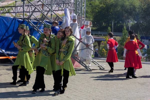 俄罗斯 Dakhovskaya 2018年9月22日 传统切尔克斯服装中的年轻女孩和男孩艺术家正准备在高加索山麓的 Adyghe 干酪节演出 — 图库照片