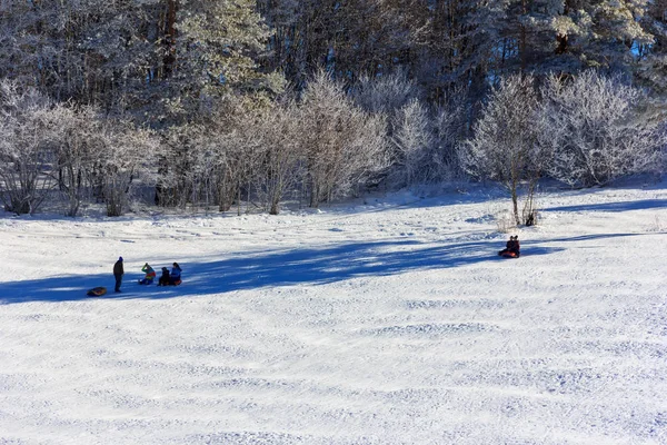 Children Adults Ride Inflatable Sled Snowy Slope Winter Sunny Day — Stock Photo, Image